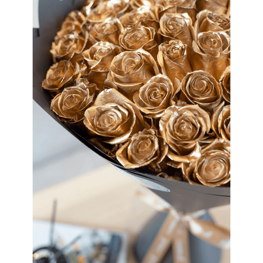 Bouquet de 50 roses en or (2) Bouquet de 50 roses en or 2 | The Luxury Box