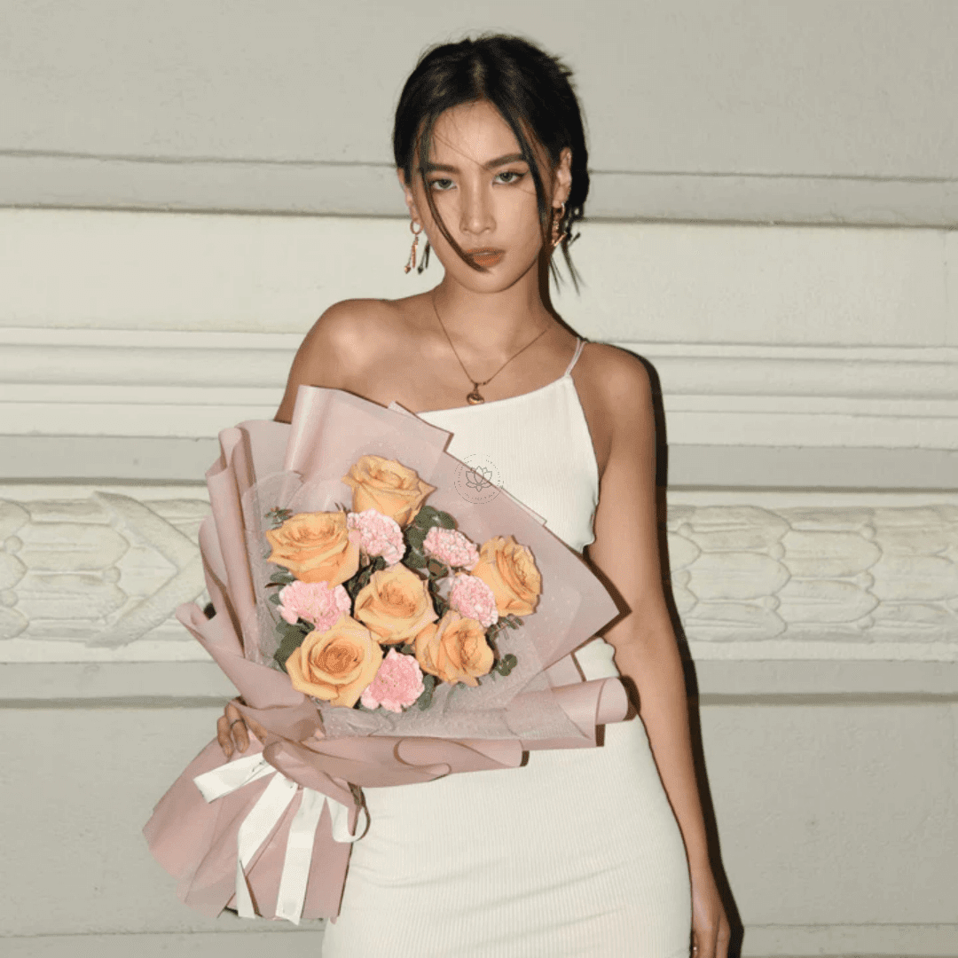 Fresh Flower Bouquet - Pale Pink Carnations & Champagne Roses 2 Bouquet de Roses