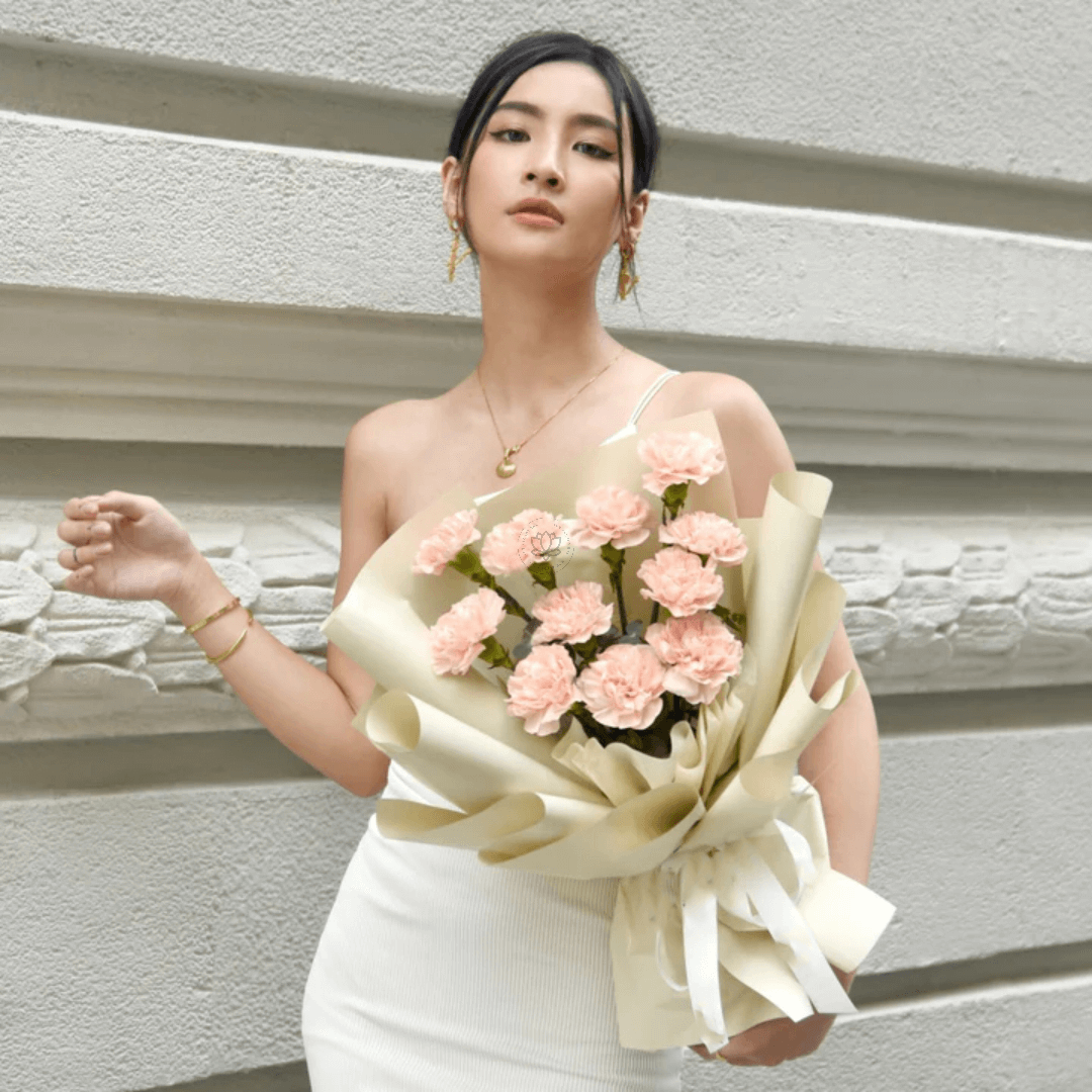 Bouquet de Pivoines FreshFlowerBouquet ChampagneCarnations min 720x 2 | The Luxury Box