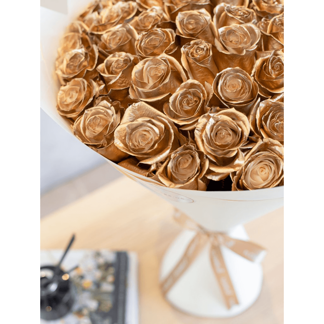 Bouquet de 50 roses en or (4) Bouquet de 50 roses en or 4 | The Luxury Box